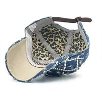Chapeau en jean bleu déchiré avec motif en cristal scintillant fait à la main de luxe