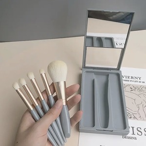 Juego de 5 Brochas de Maquillaje Facial con Espejo, Pelo Sintético Suave, para Polvo Suelto, Rubor y Sombra de Ojos, Brocha Cosmética Portátil de Viaje - Product Image 2