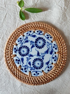 Dessous de verre ronds en rotin avec cœur en porcelaine du Vietnam, lot de 6 pièces avec support - Product Image 4