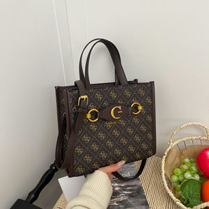 <span class=keywords><strong>Sac</strong></span> fourre-tout <span class=keywords><strong>Guess</strong></span> imprimé, bandoulière croisée, couleur contrastante, grande capacité. - Product Image 2