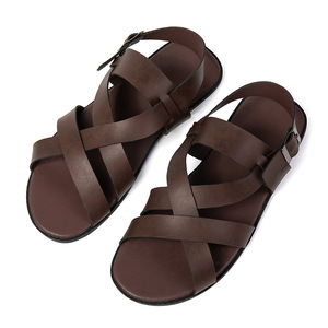 Sandales plates pour hommes, bout rond, couleur unie, sangle à boucle, antidérapantes, doublure en cuir véritable, talon plat, chaussures à bride arrière - Product Image 1