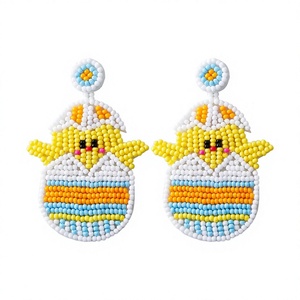 Pendientes de Pollito de Pascua Hechos a Mano con Cuentas, Amarillo, Blanco y Azul, Joyería Artesanal con Temática Animal, Accesorio Decorativo - Product Image 1