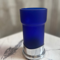 Ensemble de deux pièces en verre de Murano bleu givré fabriqué en Italie comprenant un gobelet à brosse à dents avec base en acier et une boîte à bijoux ronde avec couvercle