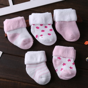 Nouvel ensemble de chaussettes pour bébé fille, motif rayé doux, amusant et mignon, en coton biologique, idéal pour l'hiver - Product Image 2