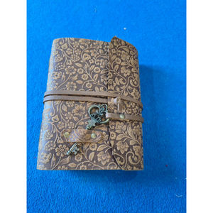 Nouveau carnet organisateur en cuir véritable fait main, best-seller, avec motif Terre Mère en relief, carnet de croquis, cadeau pour la Journée de la Terre - Product Image 1