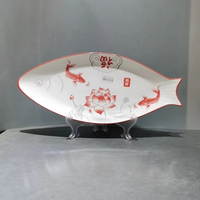 Assiette en céramique moderne en forme de poisson avec glaçure lisse et lignes propres pour servir des apéritifs de sushi ou un dessert