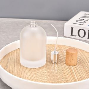 Flacone Spray per profumo in vetro smerigliato rotondo da 100ml con coperchio in bambù - Product Image 4