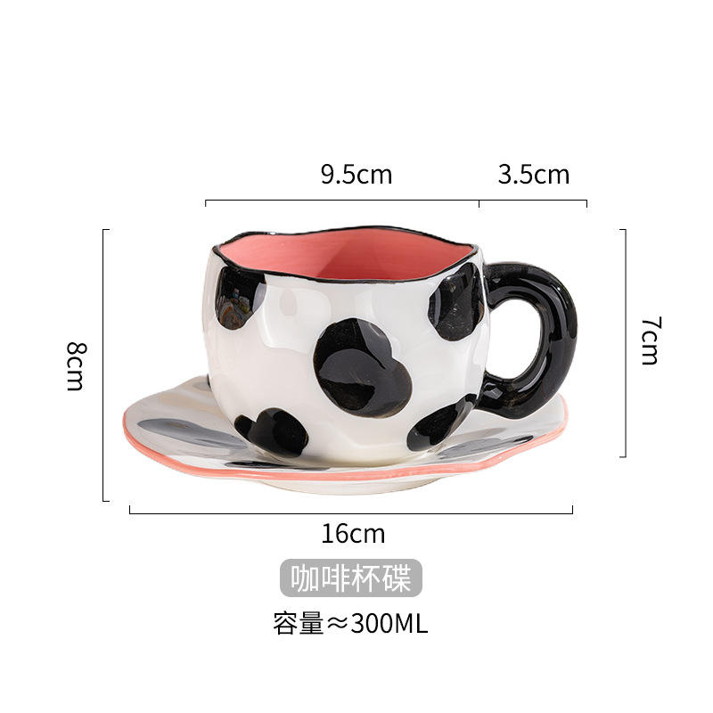 Taza de café y plato con estampado de vaca, hechos a mano.