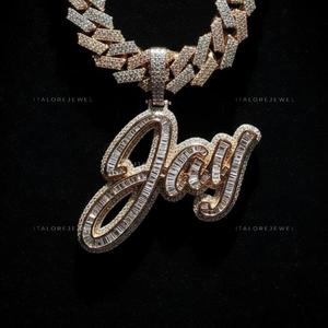 Colgante de Plata de Ley 925 con Moissanita y Acabado con Aspecto de Diamante de Alto Brillo, Diseño JOY Script, para Joyería Urbana Contemporánea - Product Image 6
