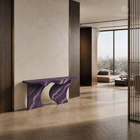 Table console contemporaine sur mesure en marbre de jade violet, modèle Wave Gate, pour projets hôteliers, villas et salons.