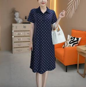 Cómodo vestido de verano de lunares para mujer, informal, hasta la rodilla, cuello Polo con logotipo frontal, patrón sólido, aberturas de moda, suministro ODM - Product Image 3