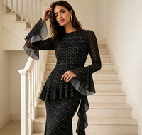 Robe de soirée longue sirène irrégulière en maille noire à pois avec taille froncée et manches évasées à volants pour femme