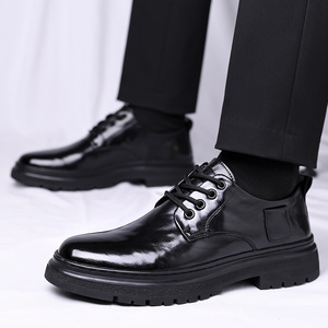 รองเท้าลำลองหนังแก้วผู้ชาย ส้นเตี้ย พื้นยาง รองรับแรงกระแทก เหมาะสำหรับเดินเล่นและพักผ่อน - Product Image 4