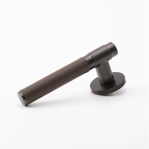 Manija de puerta de palanca de café Maxery con manija de puerta de cuero de zamak de zinc de cuero marrón herrajes para puertas interiores - Product Image 1