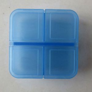 JH Medibox Boîte à pilules hebdomadaire portable, multicolore, en PP de qualité alimentaire, résistante aux enfants, à 4 compartiments, en forme de blocs de construction - Product Image 4