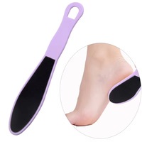 Râpe à pieds ergonomique en plastique en forme d'arachide, outil de soin des pieds à prise souple, éliminateur efficace de peaux mortes pour peaux sèches et rugueuses