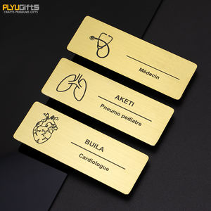 Placas de identificación médicas de lujo de acero inoxidable con logotipo personalizado, insignia de nombre magnética en corazón, pulmones, neurología para médicos y enfermeras - Product Image 1