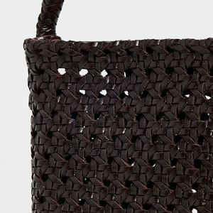 Bolso Cubo Personalizado de Cuero Tejido con Microcanalización y Cierre Magnético, Mini Bolso Portátil de Hombro Único para Viajes al Aire Libre en Invierno - Product Image 3