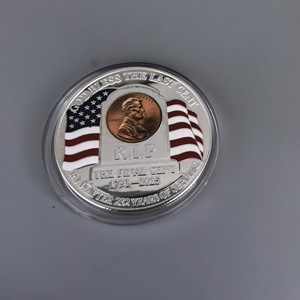 Vente en gros de la pièce commémorative 3D « The Final Cent Tribute », pièce de collection « RIP Penny » 1793-2025, pièce de défi Lincoln Cent des États-Unis - Product Image 3