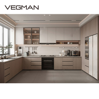 Meuble de cuisine haut de gamme sur mesure en placage de bois, dernier projet pour cuisine d'appartement, avec finitions en stratifié marbré et robinet à charnière