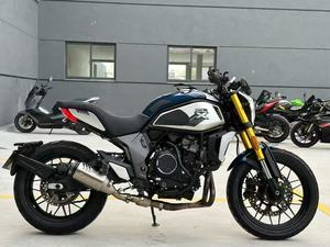 Motocicleta Deportiva <span class=keywords><strong>CFMOTO</strong></span> <span class=keywords><strong>700CL</strong></span>-<span class=keywords><strong>X</strong></span> Sport de 693cc, Bicilíndrica, Refrigerada por Agua, Estilo Neo Retro - Product Image 5