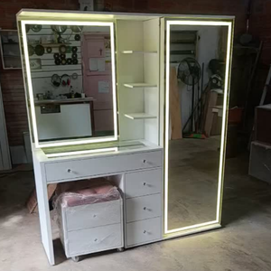 Toeletta Personalizzata Moderna per Camera da Letto con Grande Specchio Illuminato, Mobile da Trucco in Legno MDF Adatto a Ogni Stile - Product Image 1