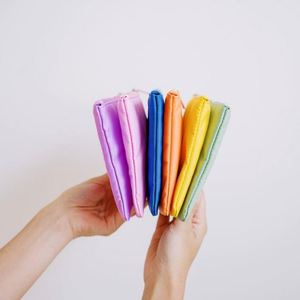 กระเป๋าเครื่องสำอางไนลอนสำหรับผู้หญิง แบบกำหนดเอง 6-in-1 กระเป๋าคลัทช์แบบพับได้ กันน้ำ กระเป๋าใส่เครื่องสำอางแบบมีซิปสำหรับเดินทาง กระเป๋าใส่แปรงแต่งหน้า - Product Image 5