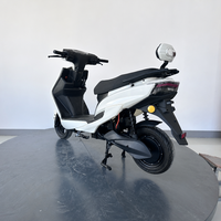 Scooter électrique pour adultes certifié DOT, homologué pour la route, moteur 2000W, batterie amovible 60V 20Ah, design moderne blanc, moto électrique