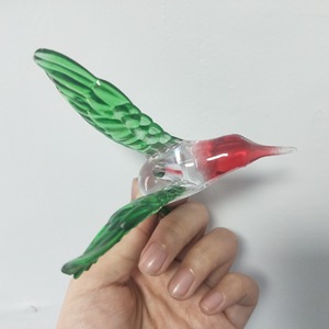 Colgante de campanilla de viento con diseño de colibrí, adorno de plástico multicolor, decoración colgante para uso en interiores y exteriores - Product Image 1