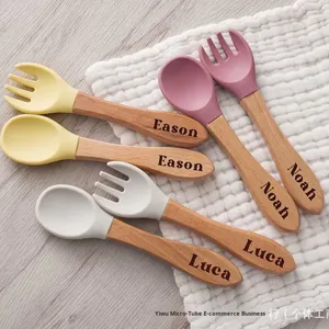 Promotion : Cuillère d'apprentissage en silicone de qualité alimentaire pour enfants, personnalisable avec gravure, pour l'alimentation des tout-petits, avec manche en bois - Product Image 3