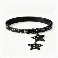 Ceinture élégante et fine en alliage noir à pois blancs avec breloque délicate à deux étoiles, boucle ardillon argentée polie, ambiance Y2K ludique