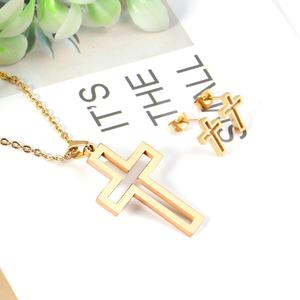 Nouvelle Collection de Bijoux de Mariée en Acier Inoxydable : Parure Collier Pendentif Croix Creuse et Boucles d'Oreilles Clous – Vente en Gros - Product Image 1