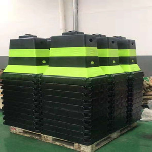 Bolardos de Plástico Rellenables con Agua 60x40x83 cm Negros y Rojos para Construcción de Carreteras y Protección de Entradas Comunitarias - Product Image 5