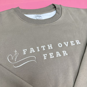 Strong Storm Sweat à capuche en flanelle inspirant Style chrétien Crewneck Cadeau basé sur la foi pour les amis - Product Image 5