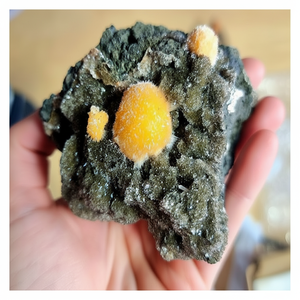 Meeshonite orange et noir sur les minéraux matriciels de l'Inde - Product Image 1