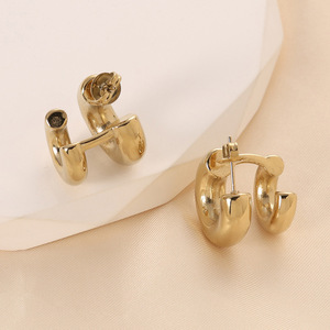 Boucles d'oreilles Huggie en forme de C à double couche, plaquées or 18 carats, en acier inoxydable, géométriques, tendance pour tous les jours - Product Image 3