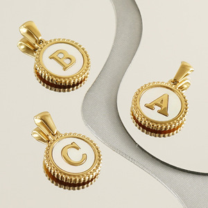 Colgante de Letra con Madreperla |   Colgante Redondo con Inicial del Alfabeto en Acero Inoxidable Chapado en Oro PVD de 18K |   Impermeable e Hipoalergénico - Product Image 5