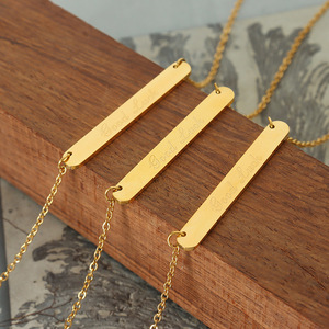 Venta al por mayor de alta calidad personalizado nuevo diseño de moda regalo de moda 18K chapado en oro de acero inoxidable buena suerte barra Horizontal amigos - Product Image 1