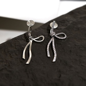 Orecchino a Clip Gaby con Fiocco Intarsiato di Diamanti, Senza Fori, Stile Lusso Leggero, per Viso Rotondo - Product Image 3
