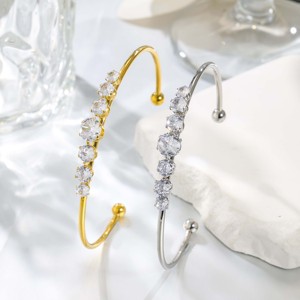 Gradient Heart Diamond Asymmetric <b>Bracelet</b> - Gentle Sparkly Design for Date & Party Wear - Product Image 1