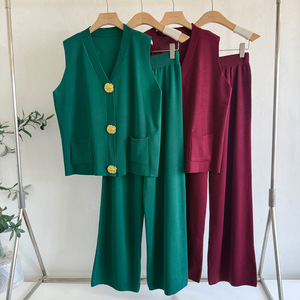 Ensemble deux pièces décontracté pour <span class=keywords><strong>femme</strong></span>, style européen et américain, <span class=keywords><strong>gilet</strong></span> tricoté à col en V avec boutons dorés et pantalon ample, idéal pour l'été. - Product Image 3