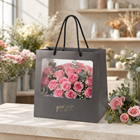 Sacs en papier pour fleurs avec fenêtre transparente, logo personnalisé KM, gris foncé, poignée en corde noire, dorure à chaud, pour fleuristes et mariages