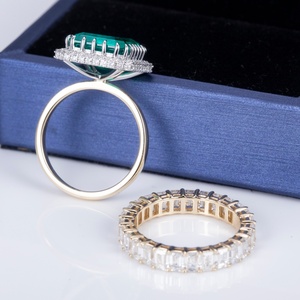 แหวนเพชรเมสซี่ เจมส์ ทองคำ 18k ประดับมรกตสังเคราะห์ 10 กะรัต ทรงเหลี่ยมมรกต พร้อมเพชร - Product Image 5