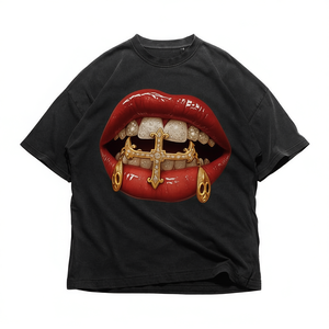 T-shirt Oversize Unisex Streetwear Vintage con Grafica Labbra e Croce Gold Grillz - Maglietta Audace con Arte Labiale - Product Image 2