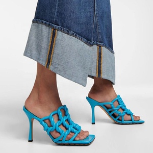 Sandales à talons hauts fins pour femmes, design mode, à bout carré ouvert, avec nœud tressé et découpes, mules à enfiler pour l'extérieur - Product Image 3