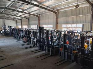 Hélicoptère de chariot élévateur tout-terrain tout-terrain quatre roues motrices moteur diesel lisse de seconde main fonctionnement pour sable montagneux - Product Image 3