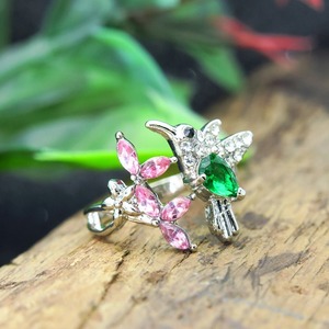 Anello vintage con uccellino in tonalità rosa e verde, regalo esagerato per donna, ideale per feste e uso quotidiano - Product Image 1