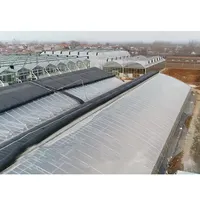 温室ソーラー温室と屋根に寄り添う