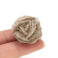 Sélectivité de pierres brutes sculptées : Selenite rose, Gypse, Baryte, Rose du désert – Cristal de guérison brut du Sahara marocain