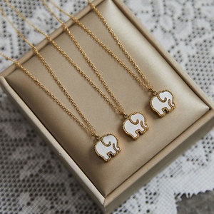 Collier élégant en forme d'éléphant noir et blanc double face, chaîne de clavicule plaquée or 18 carats, bijoux de mode en acier inoxydable pour femme - Product Image 2